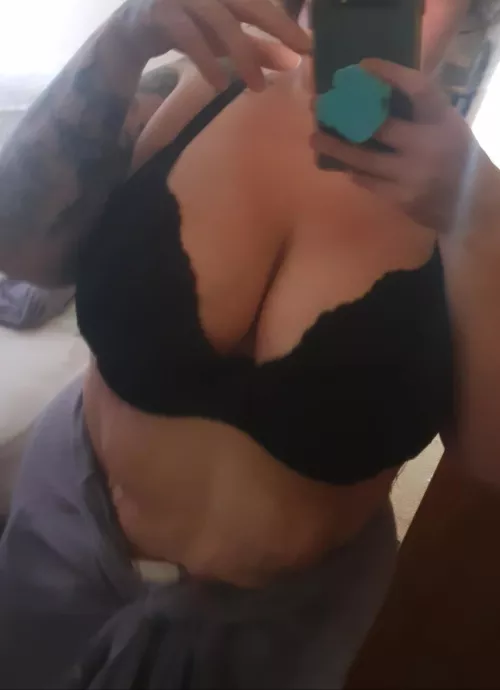 thought my boobs and tummy looked cute in this pic 😌