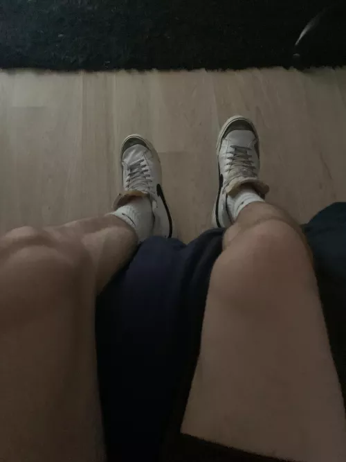 who wants to see my bare feet