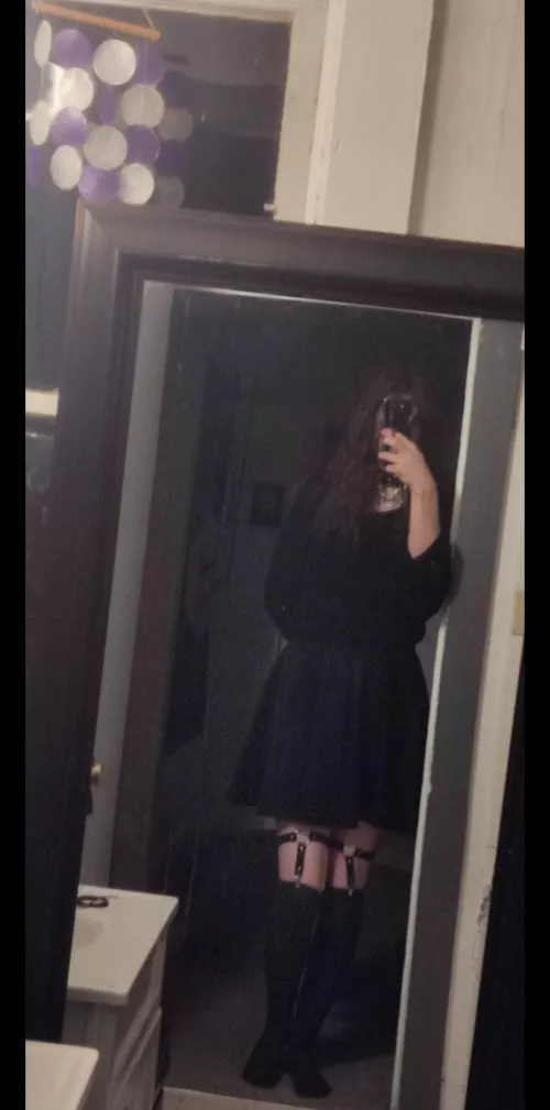 I'm 6'3 but i like this picture cause it makes me look small 😊