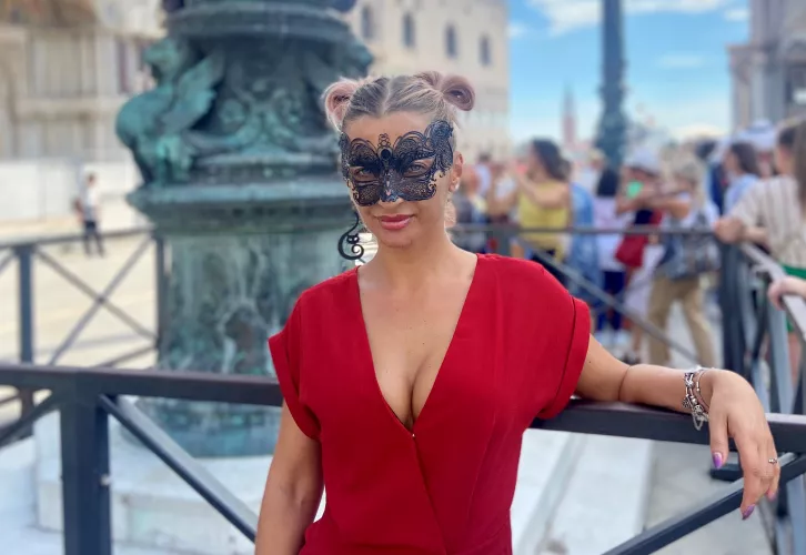 Look me deep into my eyes!