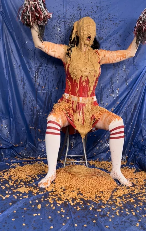 This cheerleader got trashed with 7kg of peanut butter during her audition!! Xx