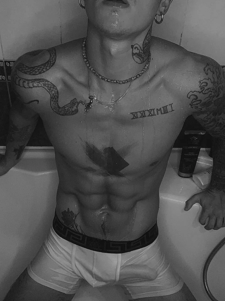 Wet bulge😏