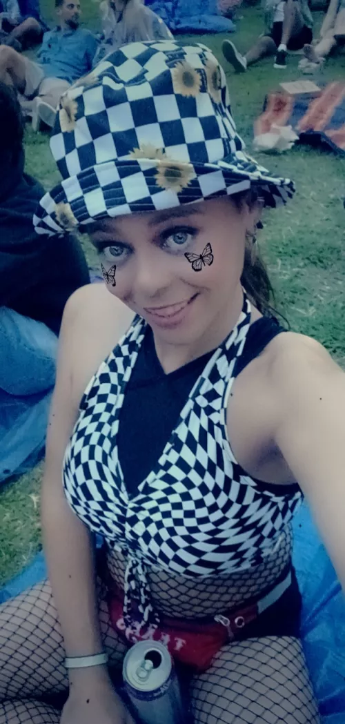 any girls going to imagine music fest next week that wants to meet up?! my girlfriend and I (we're poly) would love to meet some other bi\lesbians for campsite fun after parties! girls only fun 👭🏻🌈🥰