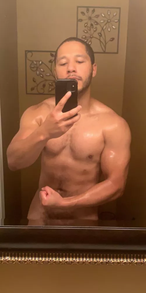 Anyone here into muscle worship? I’ll oil them up first