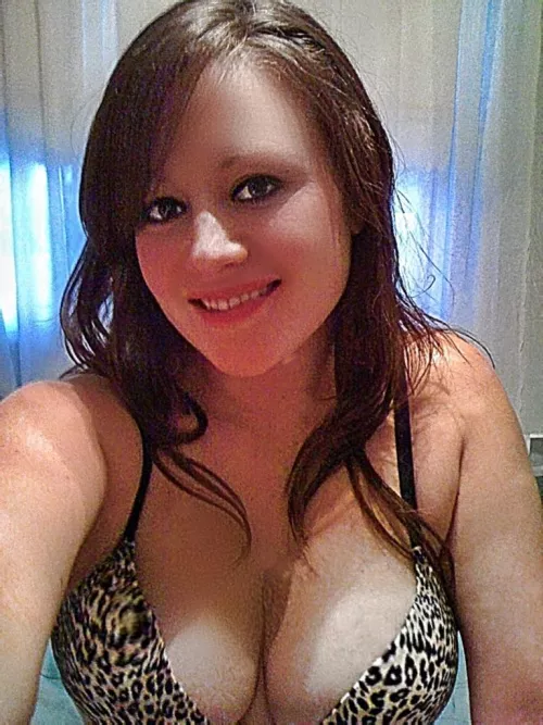 Cheating Hottie loves cheating with Co-workers