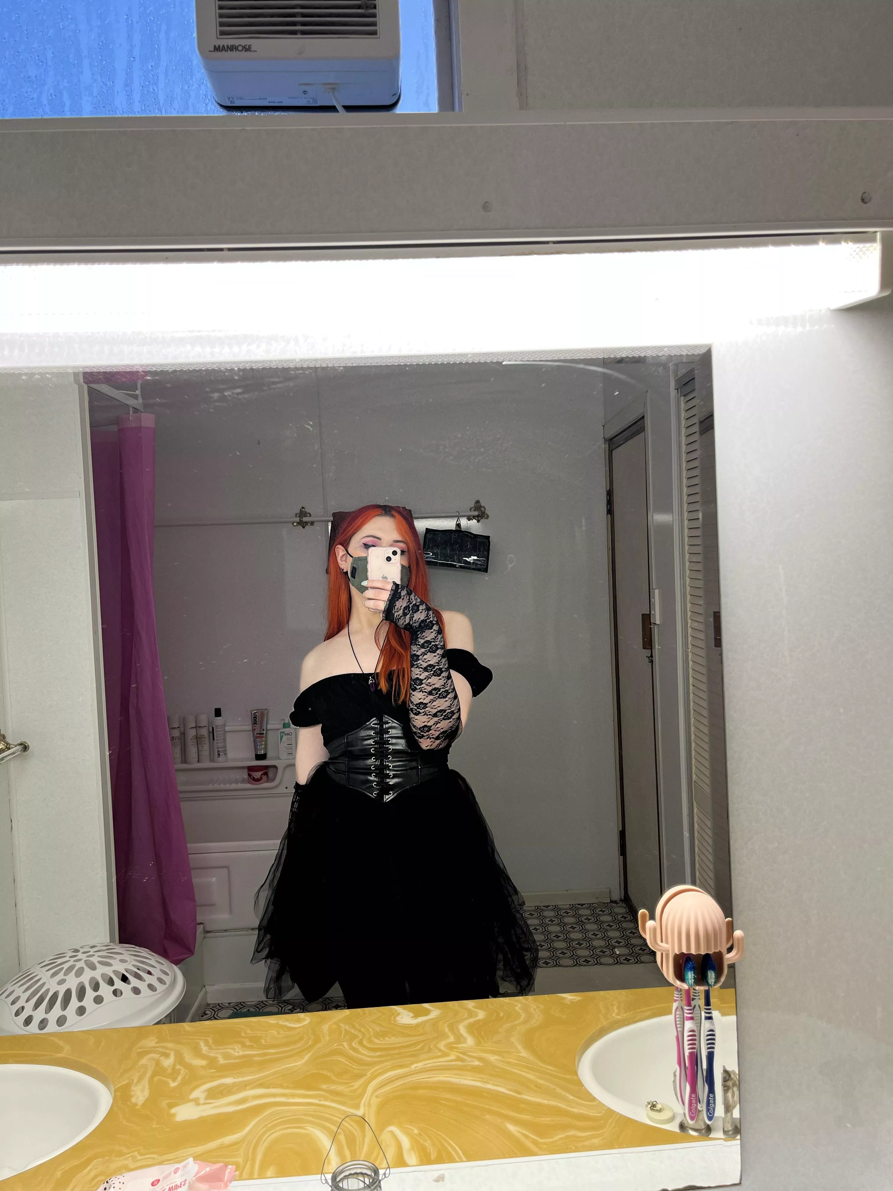 Goth gf vibes 🖤