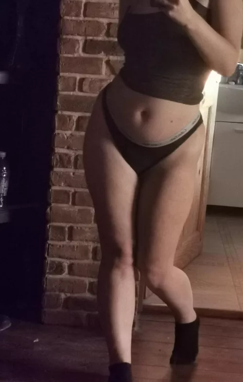 Hey there, I post aestethick OF content, lineage, artsy nudes with a lot of thought. Im also down for sexting and showing u more that way. Message me and we can get to talking, I don't hold back my words so we can have a lot of fun X. https://onlyfans.c