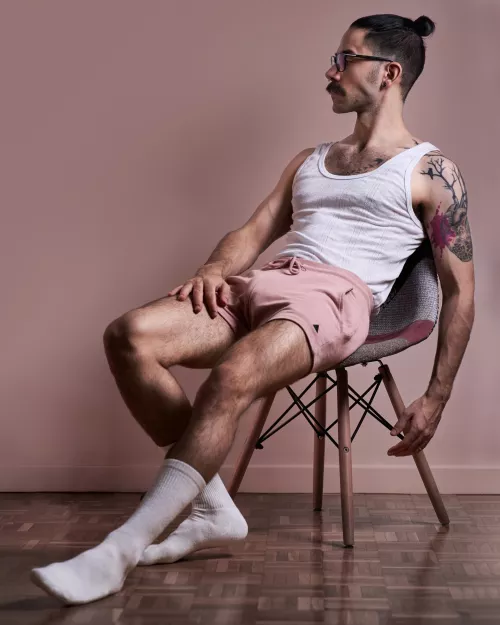 I’m in the process of making some changes in my wardrobe and hairstyle (they had been the same for years). My style was a little uptight and monochrome, and I was in the need of a more easy-going vibe. Plus, it helps with my anxiety. What do you guys t