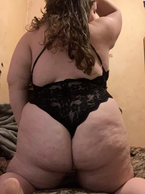 Need my thighs kissed and grabbed on 😈