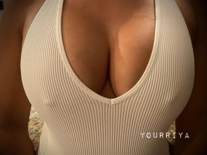 PS:-Your indian milf neighbour calls you to Help with diwali cleaning what would you do❤️😌[F]