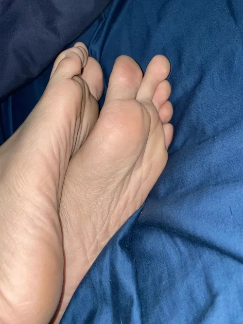 An old pic but what do you guys think? I love to make people happy by showing my feet :) they’re always so soft