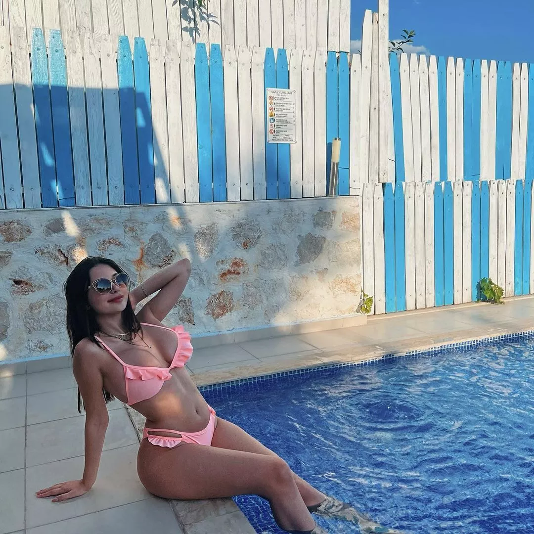 Big tits in small pink bikini 🔥