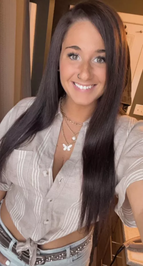 Cum see more of this 26 year old milf on my free onlyfans 😘 link in comments