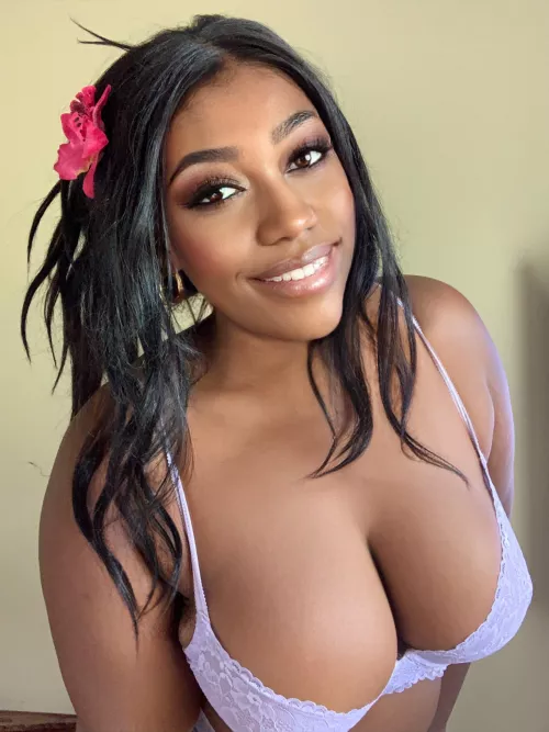 hiii baby💕💕do you like the flower in my hair??🌸🌸