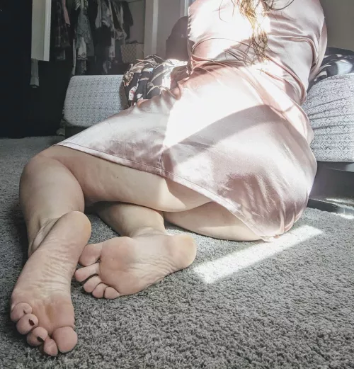 I love wearing silk….and showing my soles
