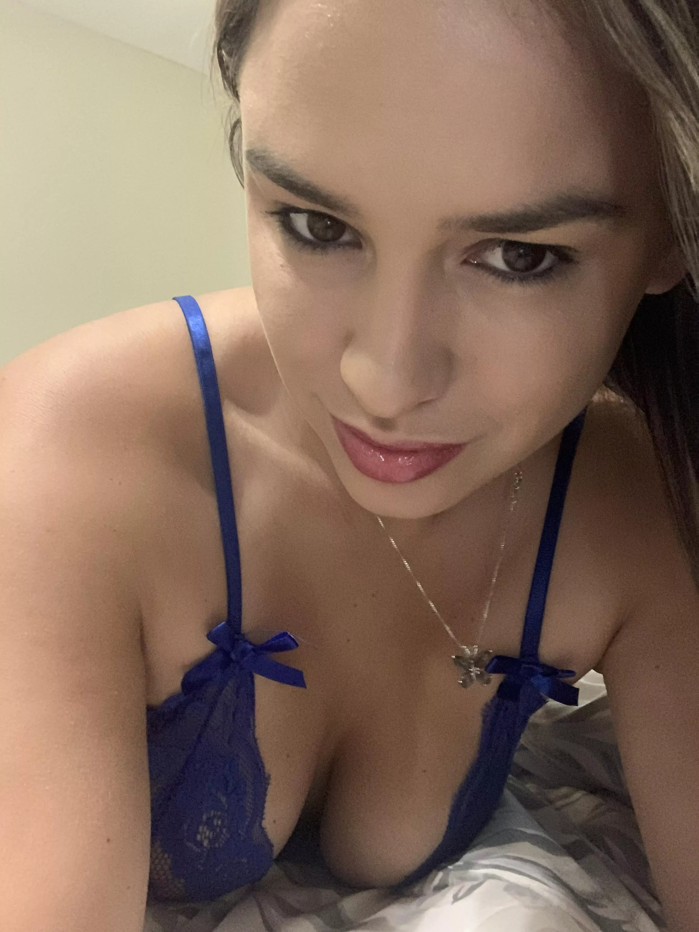 I’m just 31 yr old housewife/milf who loves attention from men :-)