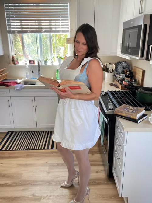 Just a normal mom, trying to decide what to make for dinner [f]