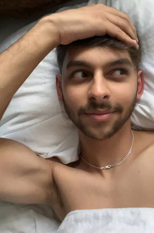 The older we get, the more we love our bed! Who wants to join? 🤠😆