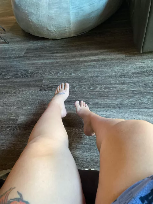 Who’d help this pregnant momma paint her toes? Maybe a little massage & worshipping too? 🤰🏼🥰👣👅