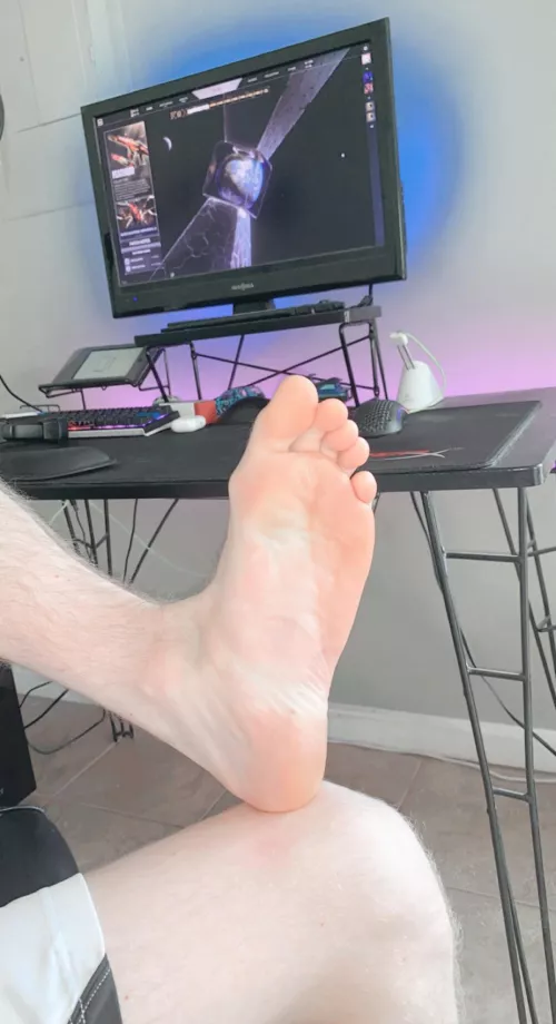 Worship my feet while I game 😘