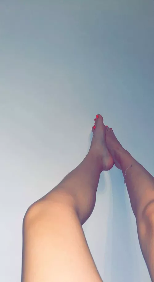 Your foot princess. 🤭❣️OF IN COMMENT FREE SUB FOR 20 PEOPLE