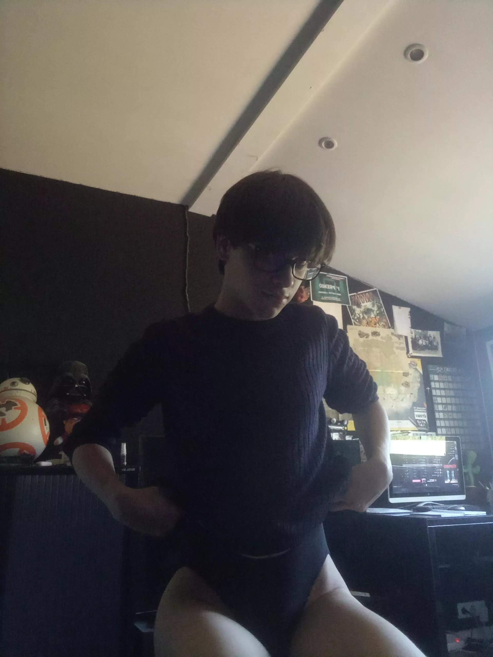 >:3
