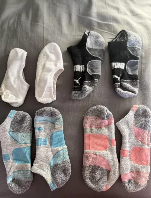 Eeny Meeny miny mo, catch a sock girl by her toes😆