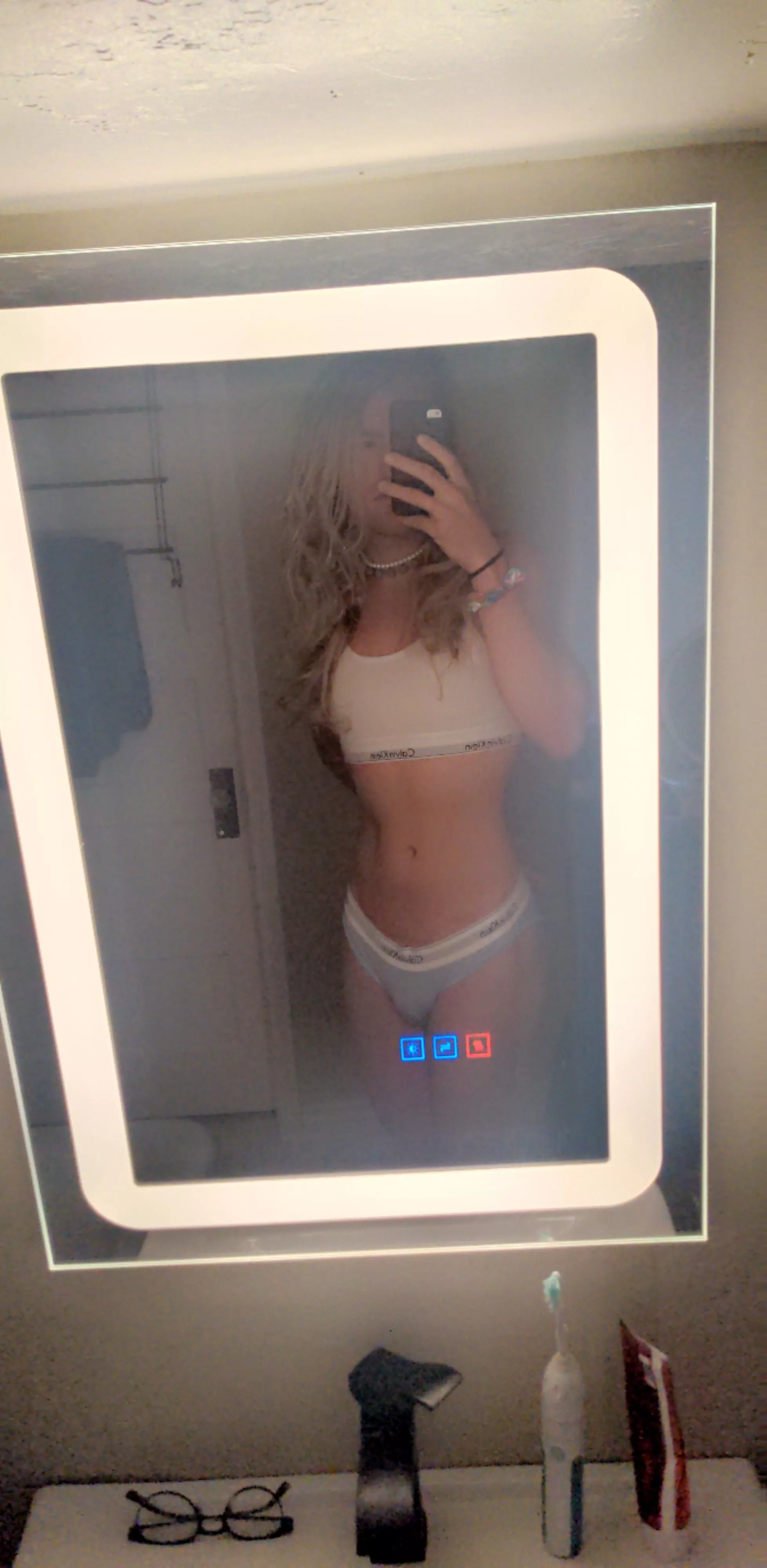 Hot and foggy bathroom selfie 💕