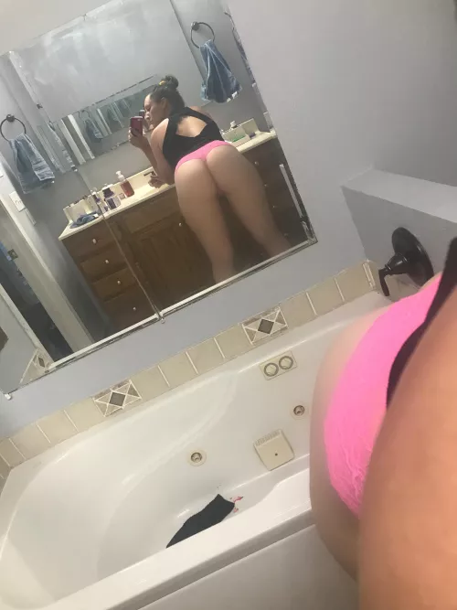 Let me help you cum daddy!!! 🍆💦 link in comments