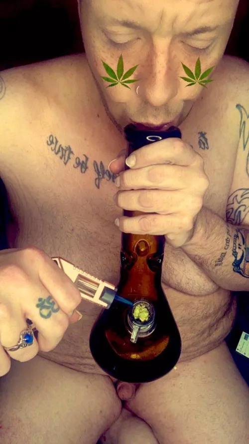 My bowl is full of some ATF and it’s time nice bong rip! Gay Stoner from the mitten state!