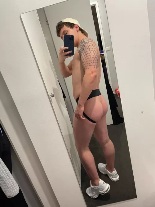 Say hi if you’d spank it 🍰