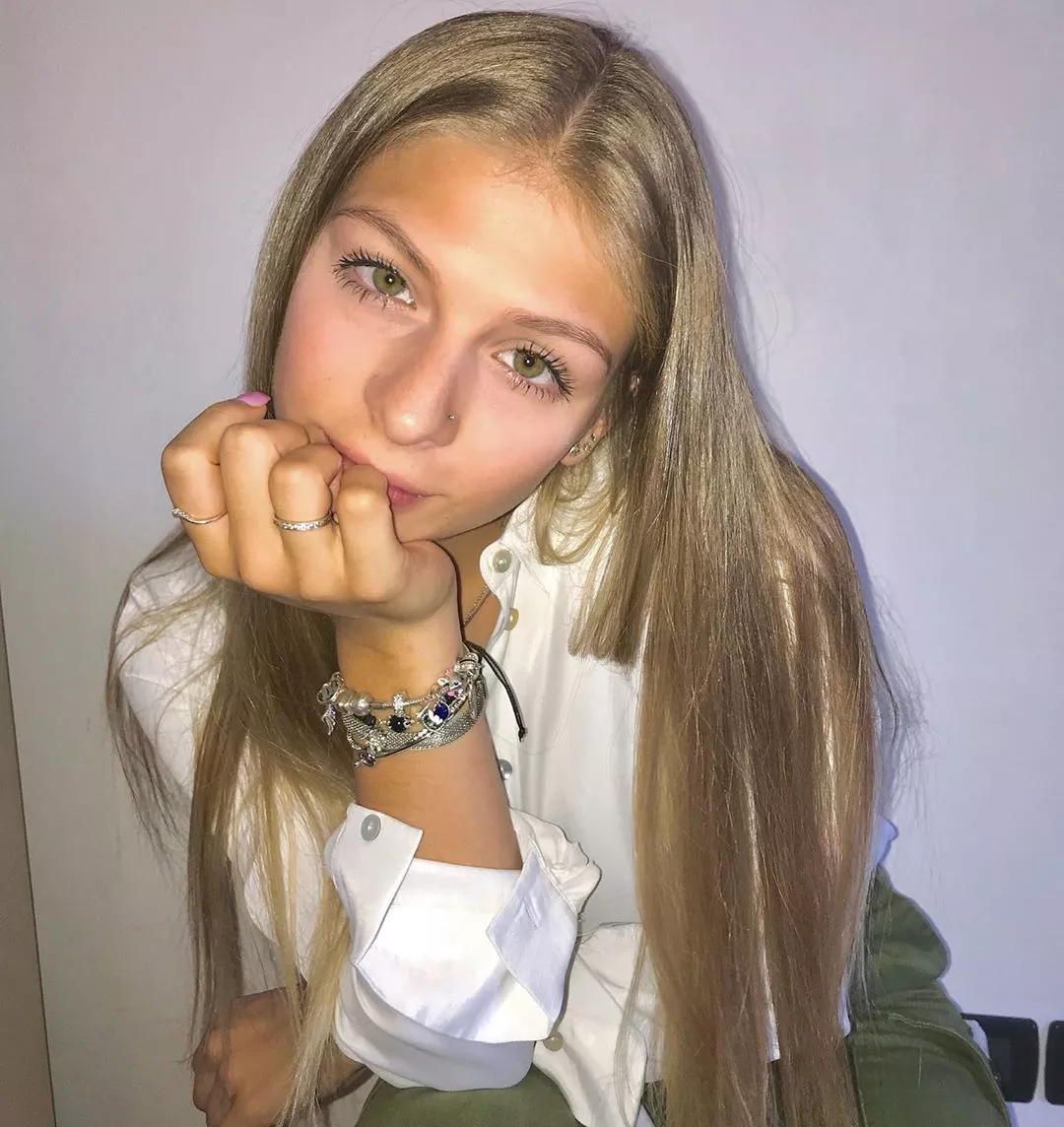 thumbs up if you would let her suck your balls