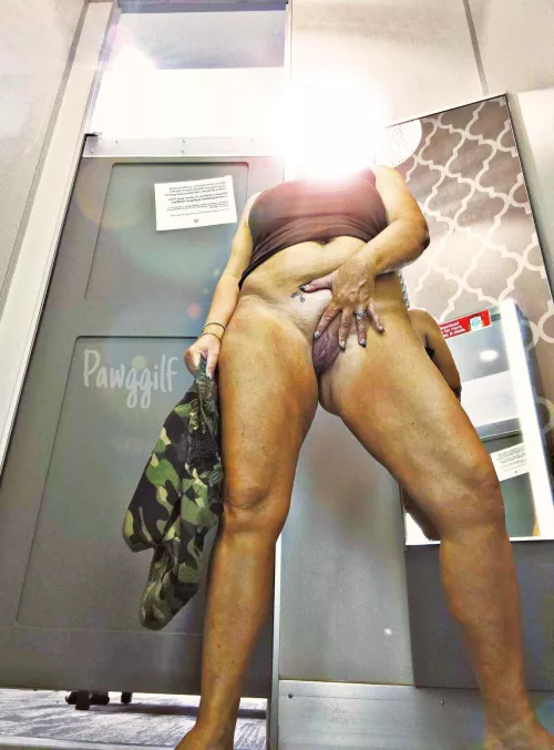 I wonder who saw me shopping and wants to suck my experienced GILF pussy 🖕💦🍊