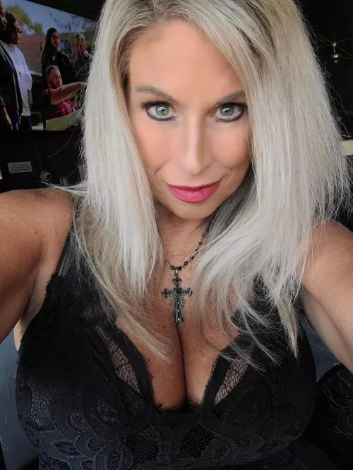 it's Friyay and I'm pouring...pick your poison 🖤💀