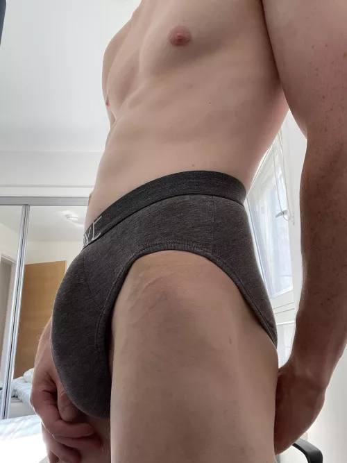 Who wants to get my bulge wet 🤤