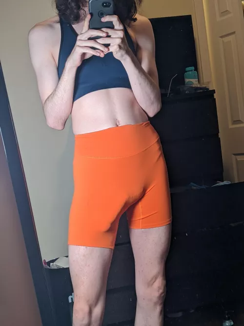 about to workout, hope the bulge isn't too noticable 🥴