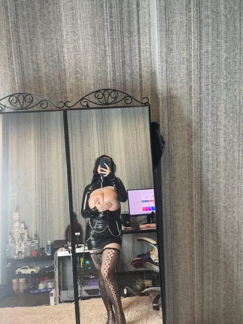 does my hand suit this outfit