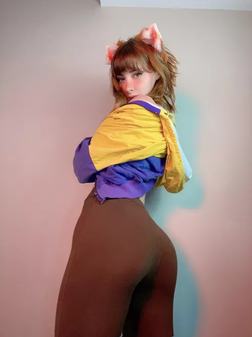 [F] A Tall Godess' booty needs worship. Who wants to step up to the alter?