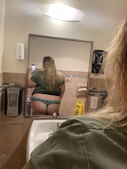 Feeling dirty today! Dm me while I’m at work 😘😘