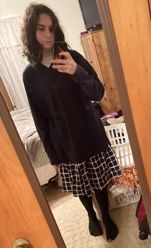 Hey 😋 my hairs messy but yeah lol