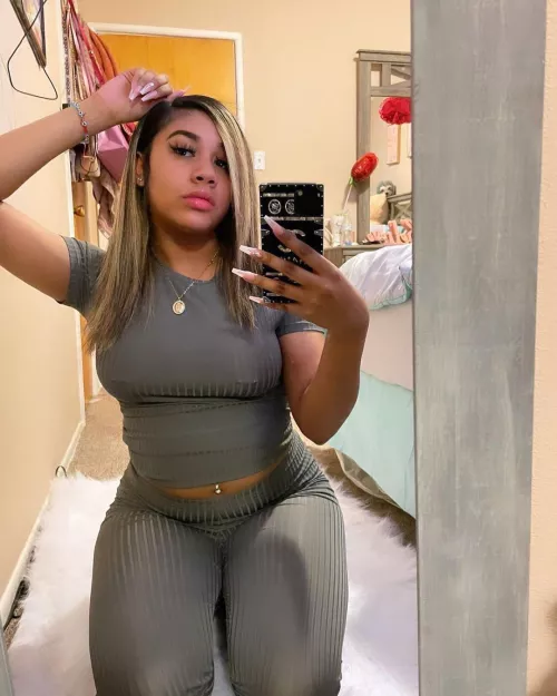 Omg fuck is she hot ? Dm me or comment if she’s hot !!