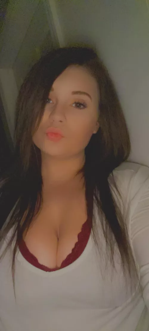 25f single milf who wants all your attention.