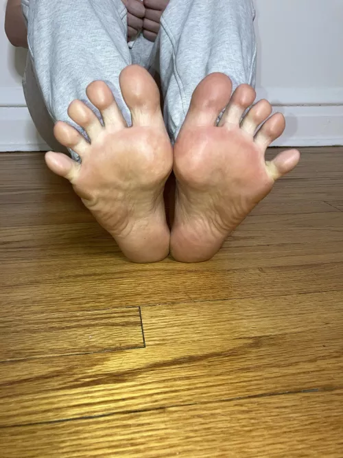Cute lil PAWG next door with adorable feet- foot fetish content 👣 💕 pictures, videos, customs, sexting 🦶🏻