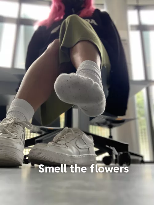 Sneaky pic before my class starts 😜. My classmates were staring while I took my shoes of 🥲.