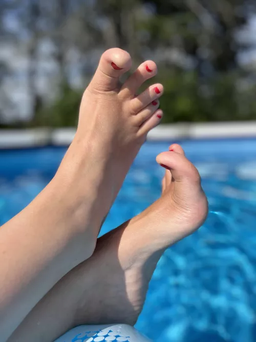 Tanning my big feet (10 us) on a sunny day ☀️☀️☀️