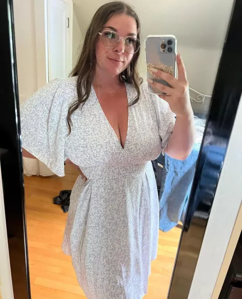 Who wants to jack off to this E Cup babe with me?