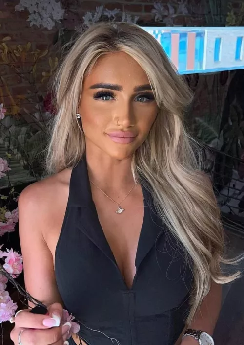 who's going to give her first ever cum tribute? 😏 cock tribute her and send to Kik: Lol1994753 and I'll feed you her 🔥 pics until she makes you cum! 💦💦