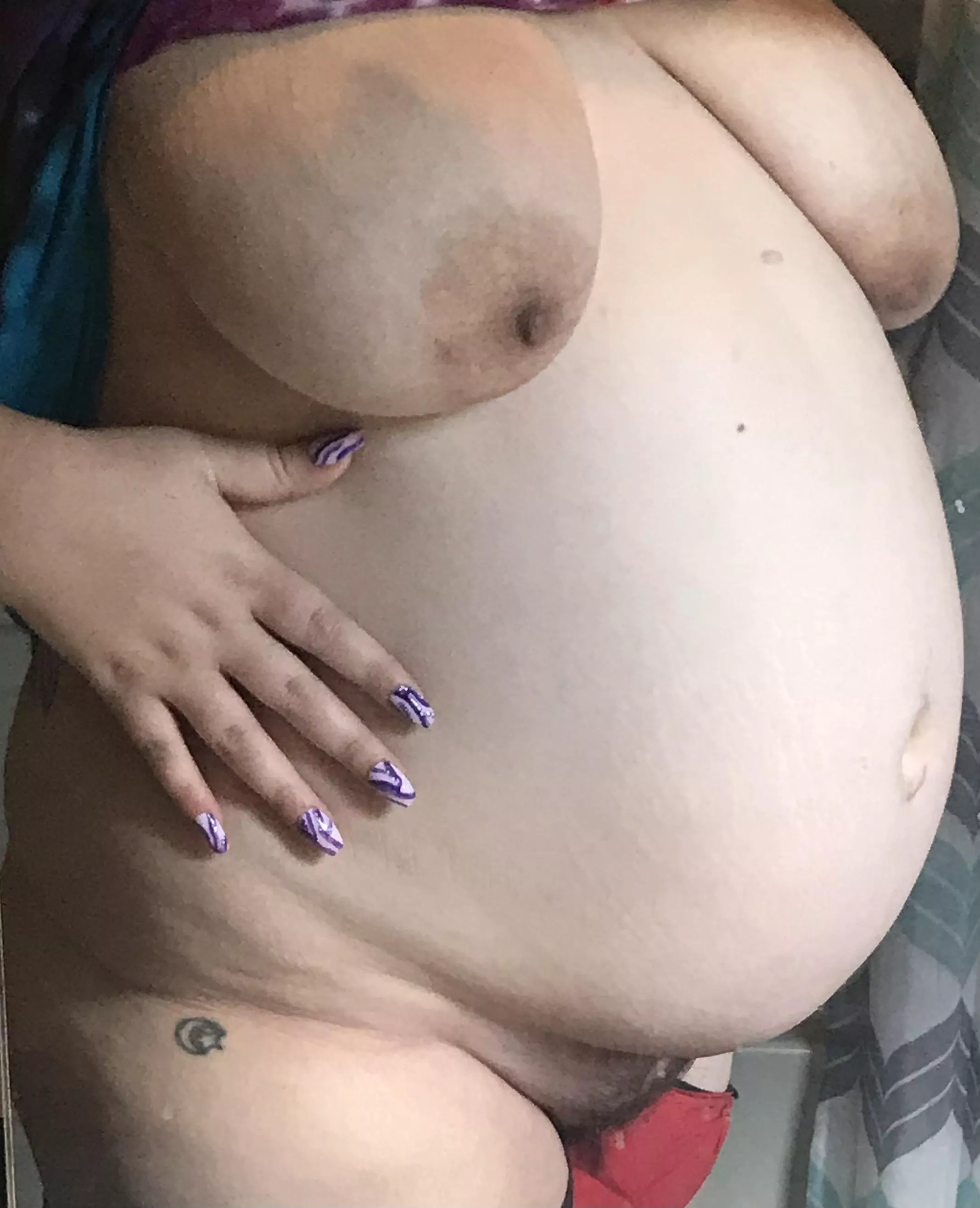 22 weeks pregnant but I still feel freaking sexy 😜