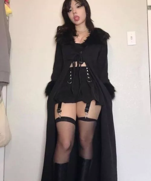 Arrow up and PM if you willing to explore the slutty lifestyle with me 👻🍨