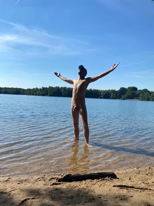 Hey, I‘d love this to be drawn. Thanks to any artist